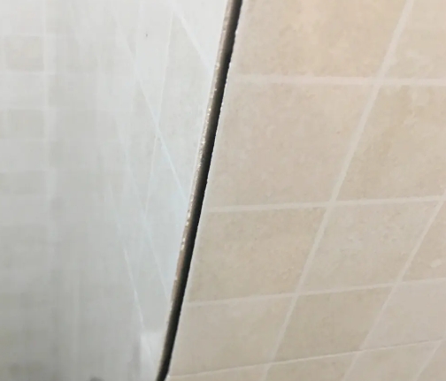 让胡路瓷砖空鼓维修公司分享阳台瓷砖脱落的修复过程可以分为以下几个步骤