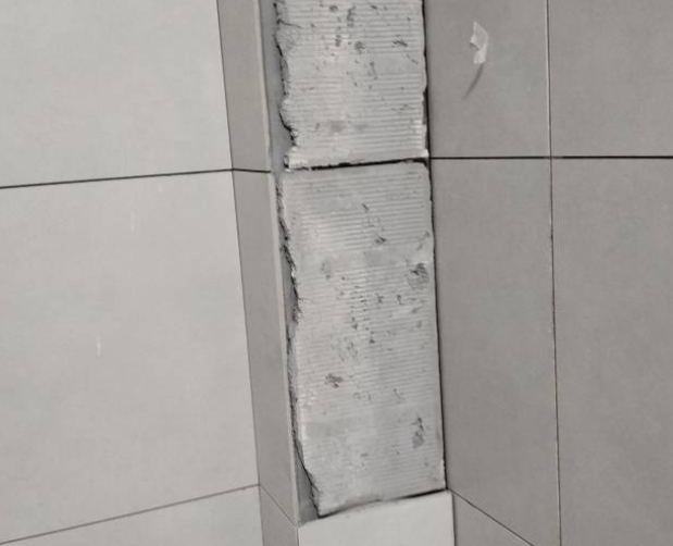 让胡路瓷砖空鼓维修公司分享下瓷砖施工前基层浇水润湿程度不足，可能导致以下问题