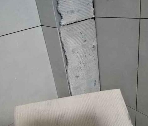 让胡路瓷砖空鼓维修公司分享下厨房瓷砖脱落的补救措施。